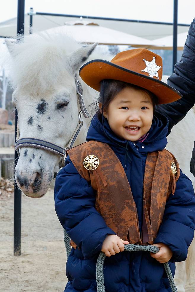 15일 경기 과천시 렛츠런파크 서울에서 열린 ‘2026 포니랜드 포니 체험’에서 어린이들이 포니랑 놀기 체험을 하고 있다.