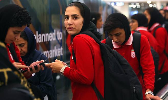 일부 이란 여자 축구 국가대표팀 선수들이 11일 말레이시아 세팡의 쿠알라룸푸르 국제공항에 도착하고 있다. 팀 동료 최소 5명은 호주에서 망명을 허가받았다. 나머지 선수들은 2026 아시아축구연맹(AFC) 여자 아시안컵을 마친 뒤 말레이시아를 경유해 이동을 시작한 것으로 알려졌다. EPA연합뉴스