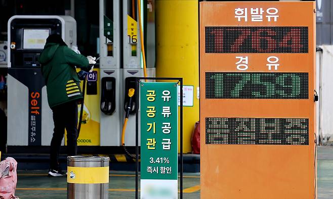 석유 최고가격제 시행 첫 주말인 15일 대구 시내 한 주유소에 휘발유와 경유 판매 가격이 표시되어 있다. 유가정보시스템 오피넷에 따르면 이날 오전 10시 25분 기준 전국 주유소 평균 휘발유 가격은 리터(ℓ)당 1842.1원으로 전날보다 3.2원 내렸고, 경유 가격도 1843.5원으로 4.5원 하락했다. 뉴시스