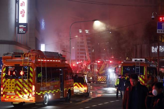 소공빌딩 화재 연기로 자욱한 소공동 - 14일 오후 서울시 중구 소공로 81 소공빌딩 3층에서 발생한 화재로 다량의 연기가 나오고 있다. 소방은 현재 대응 1단계를 발령하고 불길을 잡고 있으며, 경찰은 주위 시민들을 대피시키고, 통행을 통제하고 있다. 2026.3.14/뉴스1