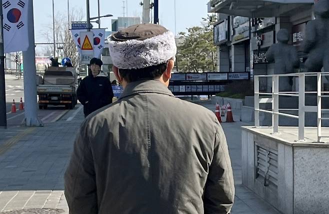 사퇴 이유 함구한 국민의힘 이정현 공관위원장 - 돌연 사퇴 방침을 밝힌 뒤 잠행에 들어간 이정현 국민의힘 공천관리위원장이 13일 서울 영등포구 여의도에서 사퇴 이유를 묻는 연합뉴스 기자 질문에 답하지 않고 이동하고 있다. 2026.3.13 연합뉴스