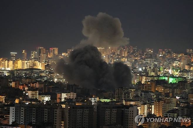 이스라엘의 공습으로 연기가 피어오르는 레바논 베이루트 교외. AP=연합뉴스