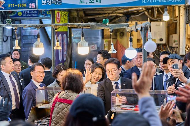 이재명 대통령과 김혜경 여사가 15일 경남 창원시 성산구 반송시장을 찾아 시민들과 인사하고 있다. 사진제공=청와대