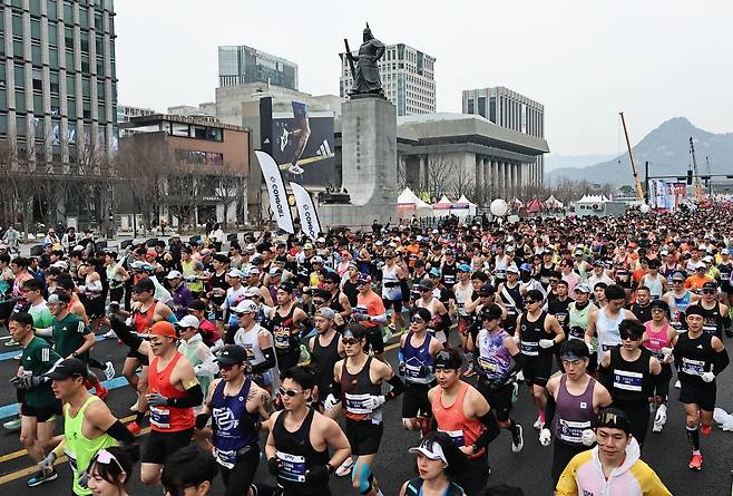 WA가 인증한 국내 유일의 플래티넘 라벨 마라톤 대회인 2026서울마라톤 겸 제96회 동아마라톤 참가자들이 15일 스타트 총성과 함께 서울 광화문광장을 달리고 있다. 양회성 동아일보 기자 yohan@donga.com