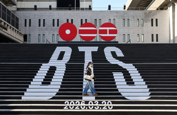 서울 세종문화회관 계단이 정규 5집으로 돌아오는 그룹 방탄소년단(BTS) 관련 홍보로 꾸며져 있다. 연합뉴스