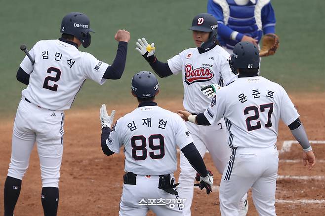 두산 박찬호가 15일 이천 베어스파크서 열린 삼성과 시범경기에서 4회말 홈런을 때린 뒤 동료들의 축하를 받고 있다. 두산베어스 제공