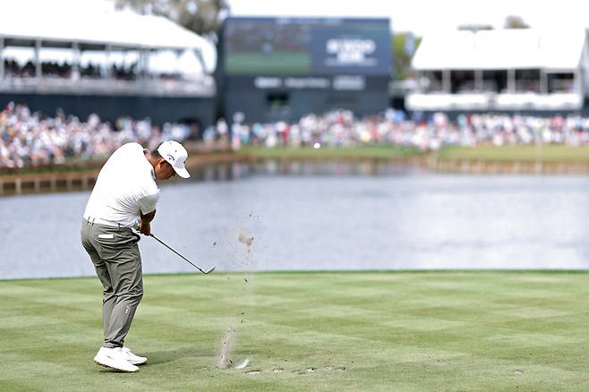 김시우가 15일 미국 플로리다주 폰테베드라비치의 TPC 소그래스 더플레이어스 스타디움코스에서 열린 플레이어스 챔피언십 3라운드 도중 17번 홀에서 티샷을 하고 있다.  게티이미지코리아
