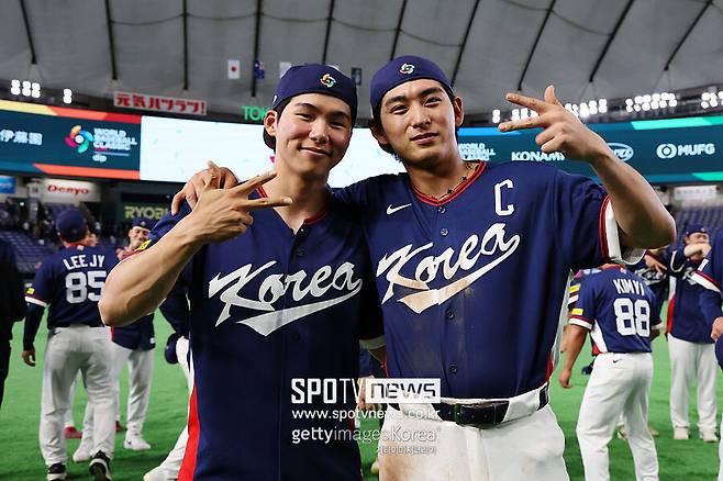 ▲ 도쿄 돔에서 호주를 7-2로 꺾고 8강 진출을 확정지은 뒤 김혜성과 이정후.