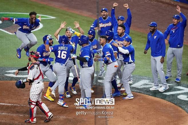 ▲ 윌리 아브레유의 스리런홈런에 기뻐하고 있는 베네수엘라 월드베이스볼클래식(WBC) 대표팀 선수들