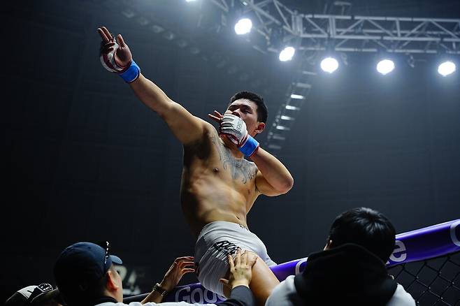 ▲ 홍영기에게 피니시 승리를 거두고 세리머니하는 박현빈 ⓒROAD FC