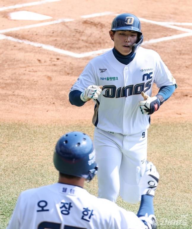 NC 다이노스 신재인(오른쪽)이 14일 마산구장에서 열린 키움 히어로즈와 2026 KBO 시범경기에 1번 타자 1루수로 선발 출전해 1회말 선두 타자 초구 홈런을 날리고 오장한의 환영을 받고 있다. /사진=NC 다이노스 제공