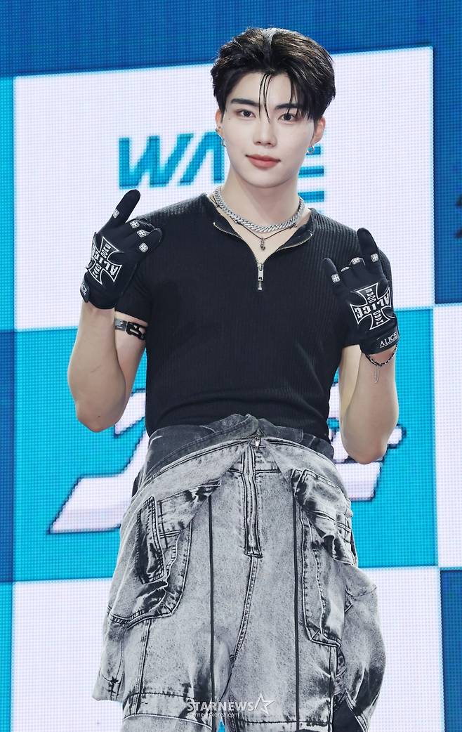 그룹 제로베이스원(ZEROBASEONE) 박건욱이 1일 오후 서울 용산구 블루스퀘어에서 진행된 정규 1집 '네버 세이 네버'(NEVER SAY NEVER) 발매기념 쇼케이스에서 포즈를 취하고 있다. /2025.09.01 /사진=이동훈 photoguy@