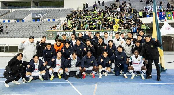 경기에서 승리한 김포FC 선수들이 승리 인중 샷을 촬영하는 모습.(사진제공=김포FC)