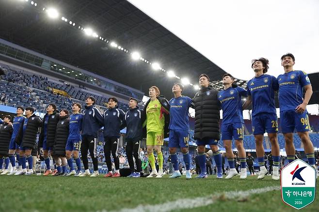 울산HD의 사령탑 김현석 감독이 부천FC를 상대로 강한 자신감을 드러냈다. 김 감독은 지난해 K리그2에서 전남 드래곤즈를 이끌 당시 부천과의 세 번의 맞대결에서 2승1무를 거둔 것을 언급하며 자신이 부천을 잘 파악하고 있다고 자신했다. 사진 한국프로축구연맹