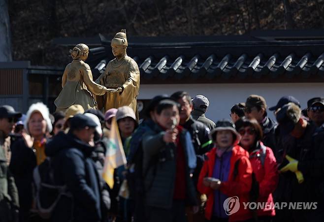 '왕사남' 1천만 관객 돌파…관광객 몰린 영월 청령포 (영월=연합뉴스) 양지웅 기자 = 최근 관객 수 1천만명을 기록한 영화 '왕과 사는 남자'의 역사적 배경이 된 강원 영월군 청령포에 8일 관광객 발걸음이 이어지고 있다. 2026.3.8 yangdoo@yna.co.kr