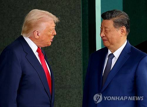 작년 10월 부산 김해공항에서 만난 트럼프 대통령과 시진핑 주석 [연합뉴스 자료사진]