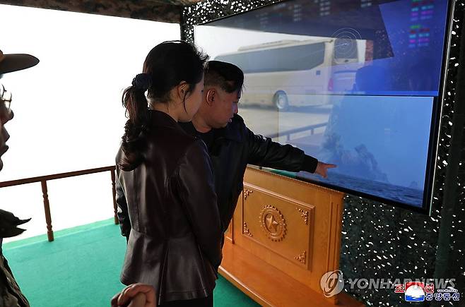 북한, 방사포 타격훈련 진행 (평양 조선중앙통신=연합뉴스) 북한 조선중앙통신은 김정은 북한 국무위원장이 참관한 가운데 14일 600mm 초정밀다연장방사포 타격훈련을 진행했다고 15일 보도했다. 2026.3.15 
    [국내에서만 사용가능. 재배포 금지. For Use Only in the Republic of Korea. No Redistribution] nkphoto@yna.co.kr