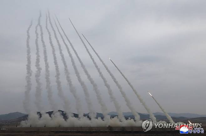 북한, 방사포 타격훈련 진행 (평양 조선중앙통신=연합뉴스) 북한 조선중앙통신은 김정은 북한 국무위원장이 참관한 가운데 14일 600mm 초정밀다연장방사포 타격훈련을 진행했다고 15일 보도했다. 2026.3.15 
    [국내에서만 사용가능. 재배포 금지. For Use Only in the Republic of Korea. No Redistribution] nkphoto@yna.co.kr