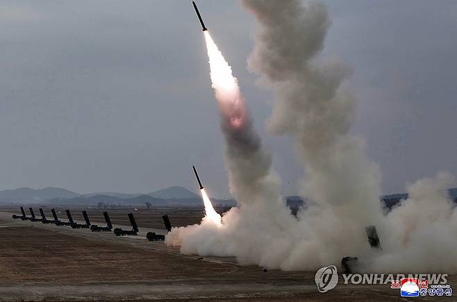 북한, 방사포 타격훈련 진행 (평양 조선중앙통신=연합뉴스) 북한 조선중앙통신은 김정은 북한 국무위원장이 참관한 가운데 14일 600mm 초정밀다연장방사포 타격훈련을 진행했다고 15일 보도했다. 2026.3.15 
    [국내에서만 사용가능. 재배포 금지. For Use Only in the Republic of Korea. No Redistribution] nkphoto@yna.co.kr