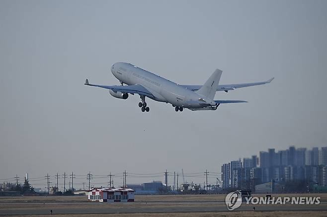 사우디로 향하는 공군 수송기 (서울=연합뉴스) 15일 외교부와 국방부에 따르면 공군 다목적 공중급유 수송기 KC-330 '시그너스' 1대가 지난 14일(현지시간) 오후 사우디아라비아 리야드에서 한국인 204명과 외국 국적 가족 5명, 일본 국민 2명 등 총 211명을 태우고 이륙했다.
    지난 14일 김해기지에서 공군 공중급유기(KC-330)가 사우디아라비아를 향해 이륙하고 있다. 2026.3.15 [국방부·외교부 제공. 재판매 및 DB금지] photo@yna.co.kr