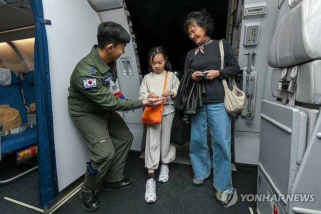'사막의 빛' 작전…사우디서 군 수송기 타고 중동 체류 교민 대피 (서울=연합뉴스) 15일 외교부와 국방부에 따르면 공군 다목적 공중급유 수송기 KC-330 '시그너스' 1대가 지난 14일(현지시간) 오후 사우디아라비아 리야드에서 한국인 204명과 외국 국적 가족 5명, 일본 국민 2명 등 총 211명을 태우고 이륙했다.
    중동지역에 체류 중이던 국민들이 14일(현지시간) '사막의 빛'으로 명명된 이번 작전으로 공군 수송기(KC-330)에 탑승하고 있다. 2026.3.15 [국방부·외교부 제공. 재판매 및 DB금지] photo@yna.co.kr