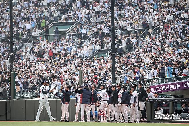 15일 부산 사직구장을 찾은 야구 팬들의 모습.  [롯데 자이언츠 제공. 재판매 및 DB 금지]