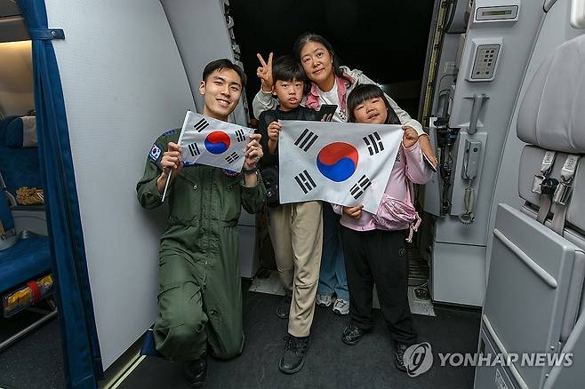 '사막의 빛' 작전…사우디서 군 수송기 타고 중동 체류 교민 대피 (서울=연합뉴스) 15일 외교부와 국방부에 따르면 공군 다목적 공중급유 수송기 KC-330 '시그너스' 1대가 지난 14일(현지시간) 오후 사우디아라비아 리야드에서 한국인 204명과 외국 국적 가족 5명, 일본 국민 2명 등 총 211명을 태우고 이륙했다.
    중동지역에 체류 중이던 국민들이 14일(현지시간) '사막의 빛'으로 명명된 이번 작전으로 공군 수송기(KC-330)에 탑승하고 있다. 2026.3.15 [국방부·외교부 제공. 재판매 및 DB금지] photo@yna.co.kr