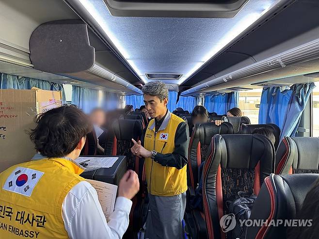 교민 귀국 돕는 대사관 직원들 (서울=연합뉴스) 15일 외교부와 국방부에 따르면 공군 다목적 공중급유 수송기 KC-330 '시그너스' 1대가 지난 14일(현지시간) 오후 사우디아라비아 리야드에서 한국인 204명과 외국 국적 가족 5명, 일본 국민 2명 등 총 211명을 태우고 이륙했다. 
    사진은 사우디아라비아에서 대사관 직원들이 한국인들을 태운 버스에 탑승해 귀국 지원을 하는 모습. 2026.3.15 [외교부 제공. 재판매 및 DB 금지] photo@yna.co.kr