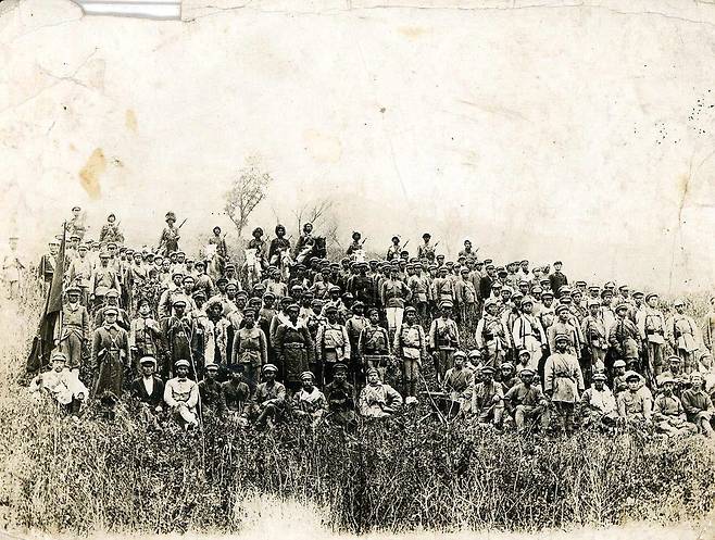 러시아서 항일무장투쟁 벌인 독립운동가들 (블라디보스토크=연합뉴스) 강창구 특파원 = 러시아 극동 파르티잔스크 등지에서 항일무장투쟁을 벌이던 한창걸(1892∼1938) 부대원들의 모습. 한창걸 빨치산부대는 연해주 일대에서 러시아 백군, 일본군 등과 치열한 전투를 벌여 승리했다. 연합뉴스는 8.15 광복절 64주년을 이틀 앞둔 2009년 8월 13일 러시아 블라디보스토크 소재 국립 아르세니예프박물관 수장고에 보관 중인 항일 독립투사 사진 등 광복절 관련 희귀 흑백사진 23점을 발굴했다. 2009. 8. 13. kcg33169@yna.co.kr