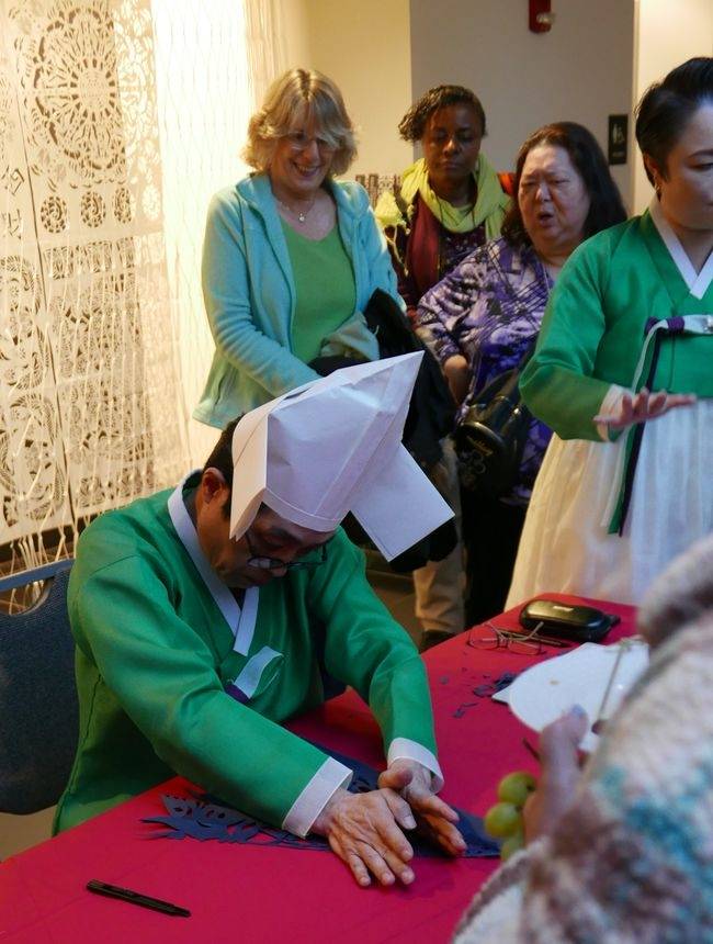 닥나무로 만든 한지를 이용한 종이접기 시연 [스토니브룩대 찰스 왕센터 제공]
