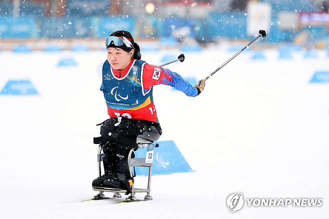 김윤지, '금빛 피날레'…한국 선수 최초로 메달 5개 (서울=연합뉴스) 김윤지가 15일(현지시간) 이탈리아 테세로 크로스컨트리 스타디움에서 열린 2026 밀라노·코르티나담페초 동계 패럴림픽 크로스컨트리 스키 여자 20㎞ 인터벌 스타트 좌식에서 질주하고 있다. 이날 김윤지는 58분23초3의 기록으로 금메달을 목에 걸었다. 2026.3.15 [대한장애인체육회 제공. 재판매 및 DB 금지] photo@yna.co.kr