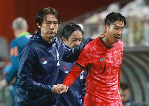 지난해 10월 서울월드컵경기장에서 열린 한국과 브라질 축구 대표팀의 친선경기에서 홍명보 감독이 손흥민을 격려하고 있다. /연합뉴스