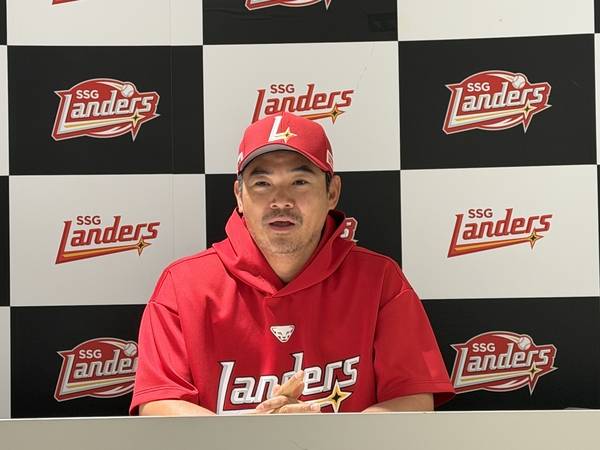 16일 인천 SSG랜더스필드 인터뷰실에서 취재진의 질의를 받고 있는 노경은. 2026.3.16 /백효은기자 100@kyeongin.com