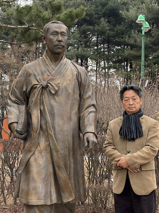 ▲ 이주현 수원독립운동의 길 추진위원장이 수원 올림픽공원에 있는 임면수 선생을 기리기 위해 제작된 동상 옆에 서 있다. /사진제공=수원독립운동의 길 추진위원회