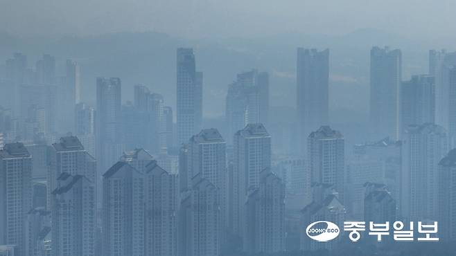 경기 지역 미세먼지와 초미세먼지 농도가 모두 나쁨 수준을 보인 16일 오전 수원시 인근의 스카이라인이 뿌옇게 보이고 있다. 노민규기자