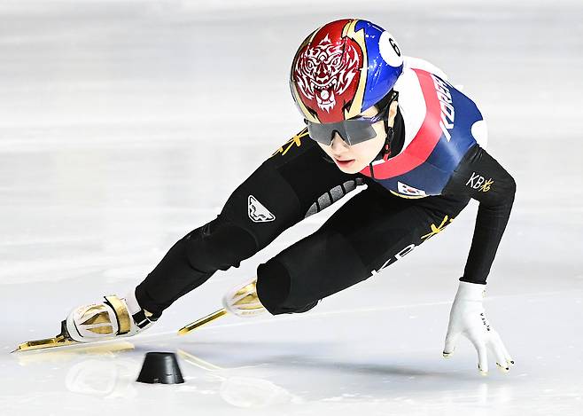 16일 캐나다 몬트리올 모리스 리처드 아레나에서 열린 2026 국제빙상연맹(ISU) 쇼트트랙 세계선수권대회 여자 1천500m 결승에서 김길리(성남시청)가 선두로 마지막 코너를 돌고 있다.