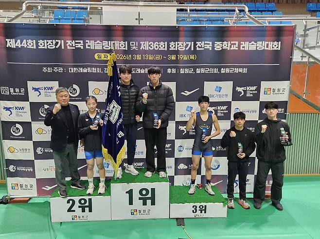 15일 강원도 철원군 철원실내체육관에서 열린 제44회 회장기 전국레슬링대회 및 제36회 회장기 전국중학교레슬링대회에서 고등부 자유형 종합우승을 차지한 수원 곡정고 레슬링부가 기념사진을 찍고 있다.