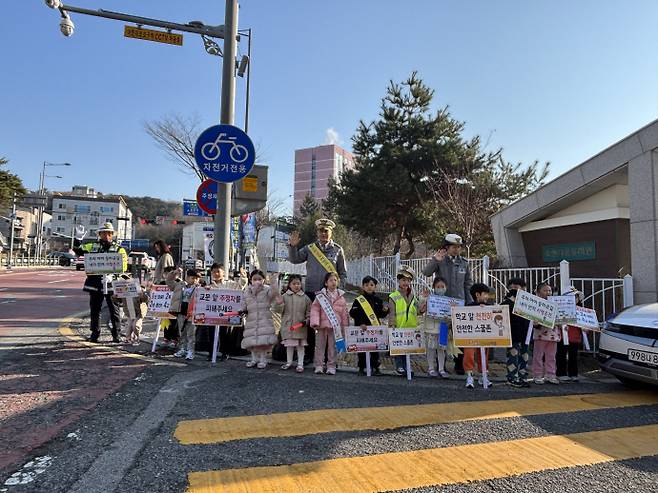 광주 남부경찰서는 최근 어린이 교통사고 예방을 위해 효천다솜유치원에서 교통안전 캠페인을 벌였다. /남부경찰서 제공