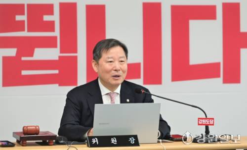 ◇이철규 국민의힘 강원특별자치도당 공천관리위원장이 지난 13일 도당 회의실에서 제1차 공관위 회의를 진행하고 있다. 신세희기자