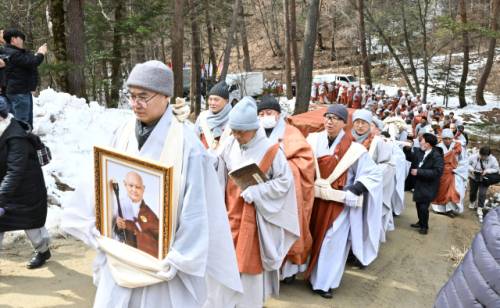 ◇ 16일 조계종 원로의원이자 월정사 선덕인 원행대종사의 법구가 월정사 경내 화엄루에서 봉행된 영결식이 끝난 후 월정사 다비장으로 이운되고 있다. 평창=권태명기자
