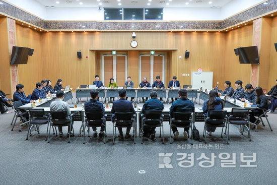 ▲ 울산항만공사는 지난 13일 공사 다목적홀에서 울산항 탱크터미널협의회 소속 기업 및 정유사 관계자들이 참석한 가운데 중동사태 대응 위기대책회의를 개최했다. UPA 제공