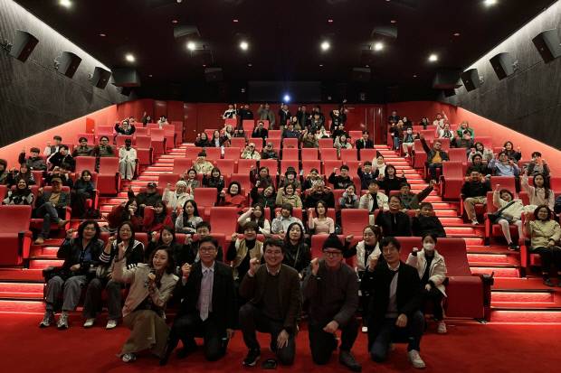 예천국제스마트폰영화제 특별전이 열린 서울 충무로 서울영화센터에서 참석자들이 상영을 마친 뒤 기념촬영을 하고 있다. 예천군 제공.