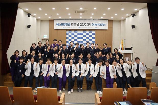 지난 3일부터 13일까지 2주간 신규 간호사 28명을 대상으로 임상 현장 적응과 전문성 강화를 위해 '2026년 신규 간호사 오리엔테이션'이 열린 가운데 신규 간호사들이 기념사진을 찍고 있다. 사진 에스포항병원 제공.