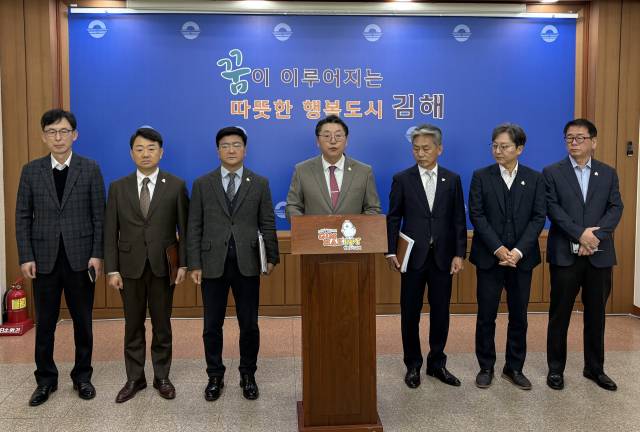 홍태용 김해시장이 16일 시청 프레스센터에서 기자회견을 열고 ‘국가물류진흥지역 특별법’ 국회 통과를 환영한다고 밝혔다. 이경민 기자