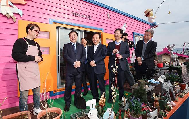 ▲ 윤호중 행정안전부 장관이 안동시 신세동 벽화마을에 위치한 마을기업 다누림협동조합을 방문해 연대와 협력에 기반 한 사회연대경제 우수 사례를 확인하고 현장의 목소리를 청취했다. 경북도 제공