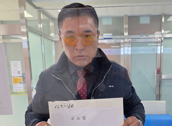 ▲ 청도 지역신문사 대표 B씨가 청도경찰서에 고소장을 접수하고 있다. B씨 측 제공