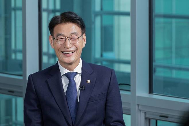 문대림 더불어민주당 제주도지사 경선 후보가 인터뷰를 하고 있다.