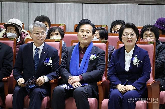 지난 2월 1일 권향엽 국회의원(순천광양곡성구례을)이 주최한 곡성군 의정보고회에서 민형배 국회의원(왼쪽 첫번째)과 주철현 국회의원(가운데)이 나란히 참석한 모습이다. 권향엽 국회의원 페이스북