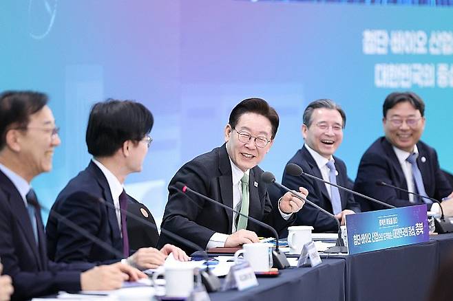 이재명 대통령이 13일 충북 청주오스코에서 열린 ‘충북의 마음을 듣다’ 타운홀미팅에서 발언하고 있다.뉴시스