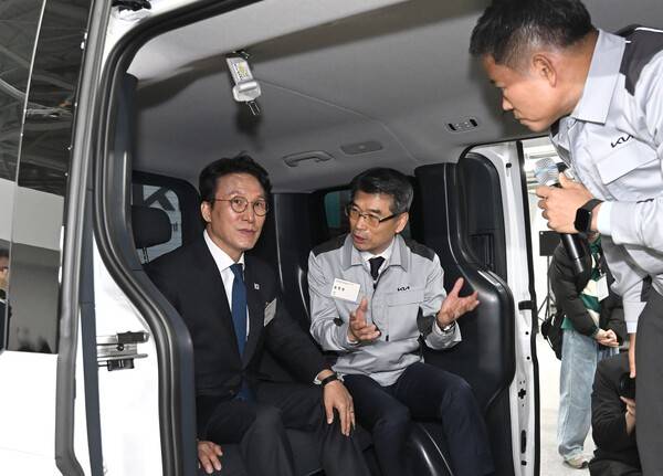 김민석 국무총리와 송호성 기아 사장 등 주요 인사들이 기아 화성 EVO Plant East 준공식과 West 기공식에서 PV5 등 전시물을 둘러보고 있다. [출처=현대자동차그룹]